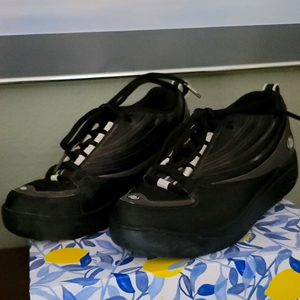 Heely's. Mens size 9
